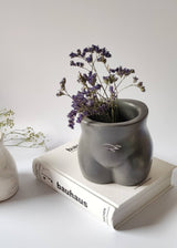 Vase für getrocknete Blumen der weiblichen Silhouette
