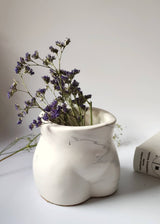 Vase für getrocknete Blumen der weiblichen Silhouette