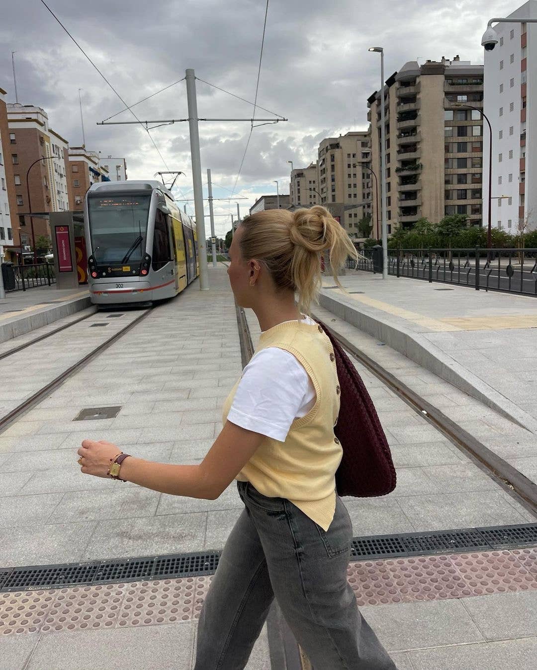 Große Tragetasche aus veganem geflochtenem Leder