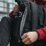 Rolltop Rucksack mit seitlichem Zugang. ALT #farbe_schwarz