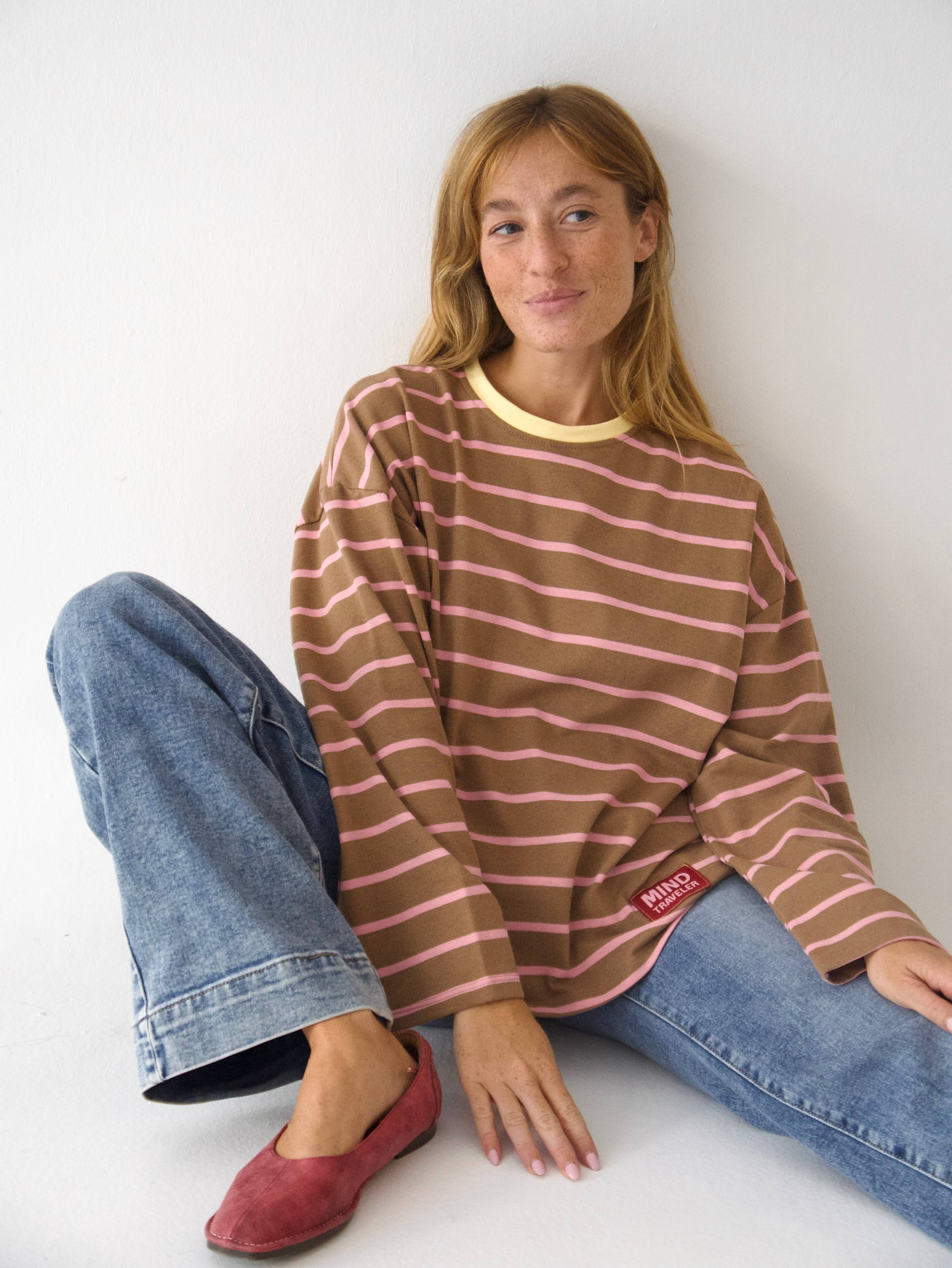 Míriam Brown and Pink T-shirt
