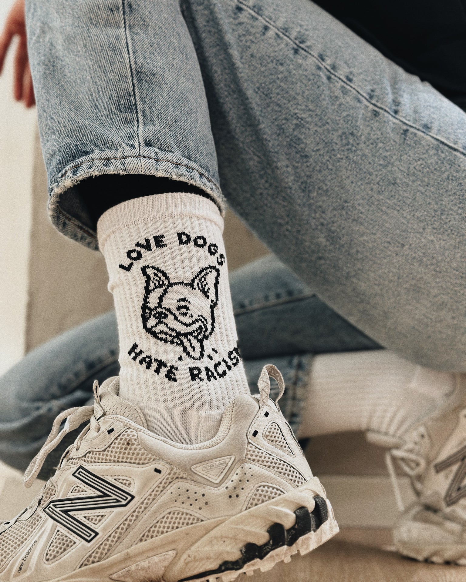 Love Dogs Hate Racism Socken