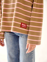 Míriam Brown and Pink T-shirt