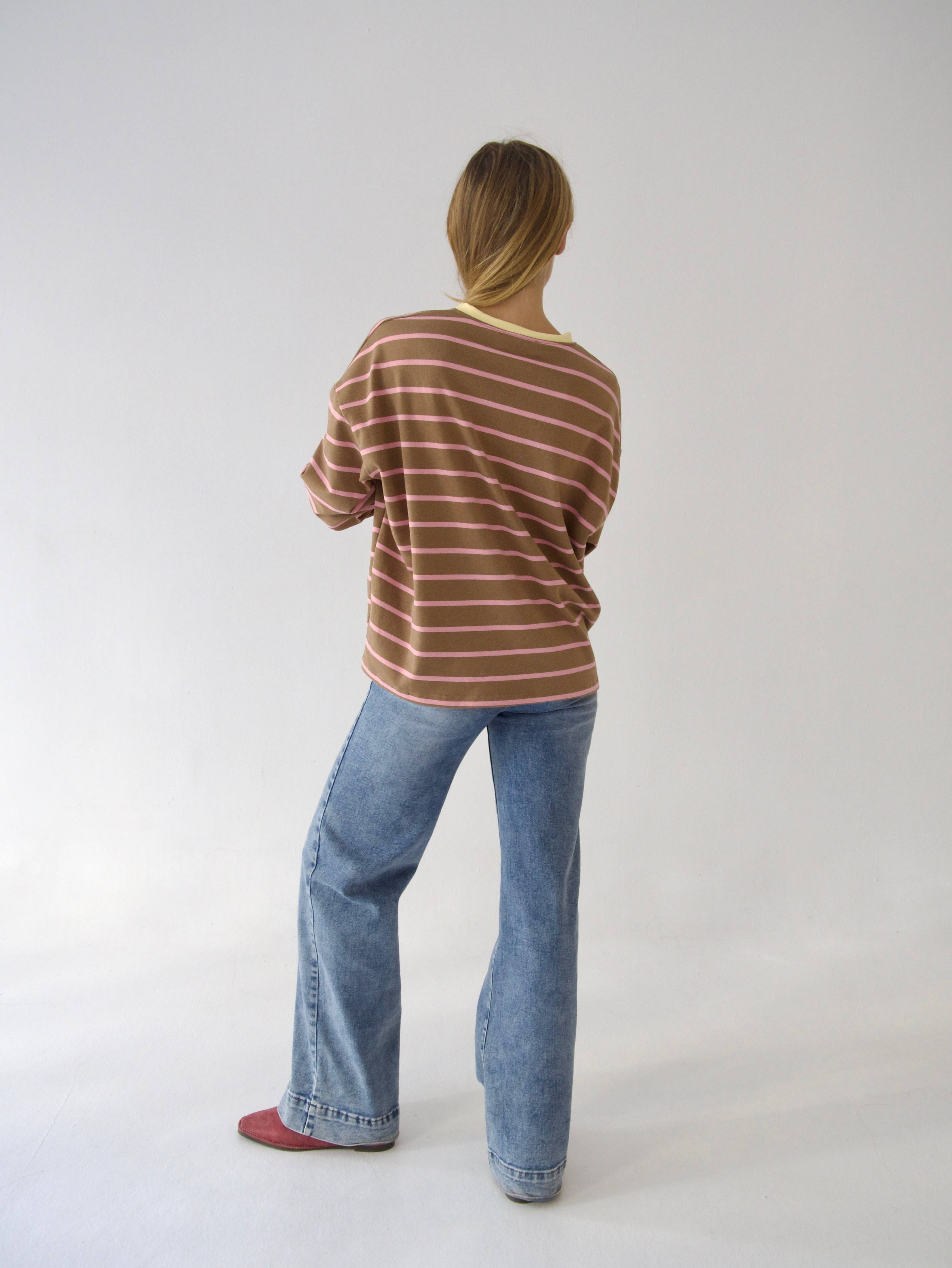 Míriam Brown and Pink T-shirt