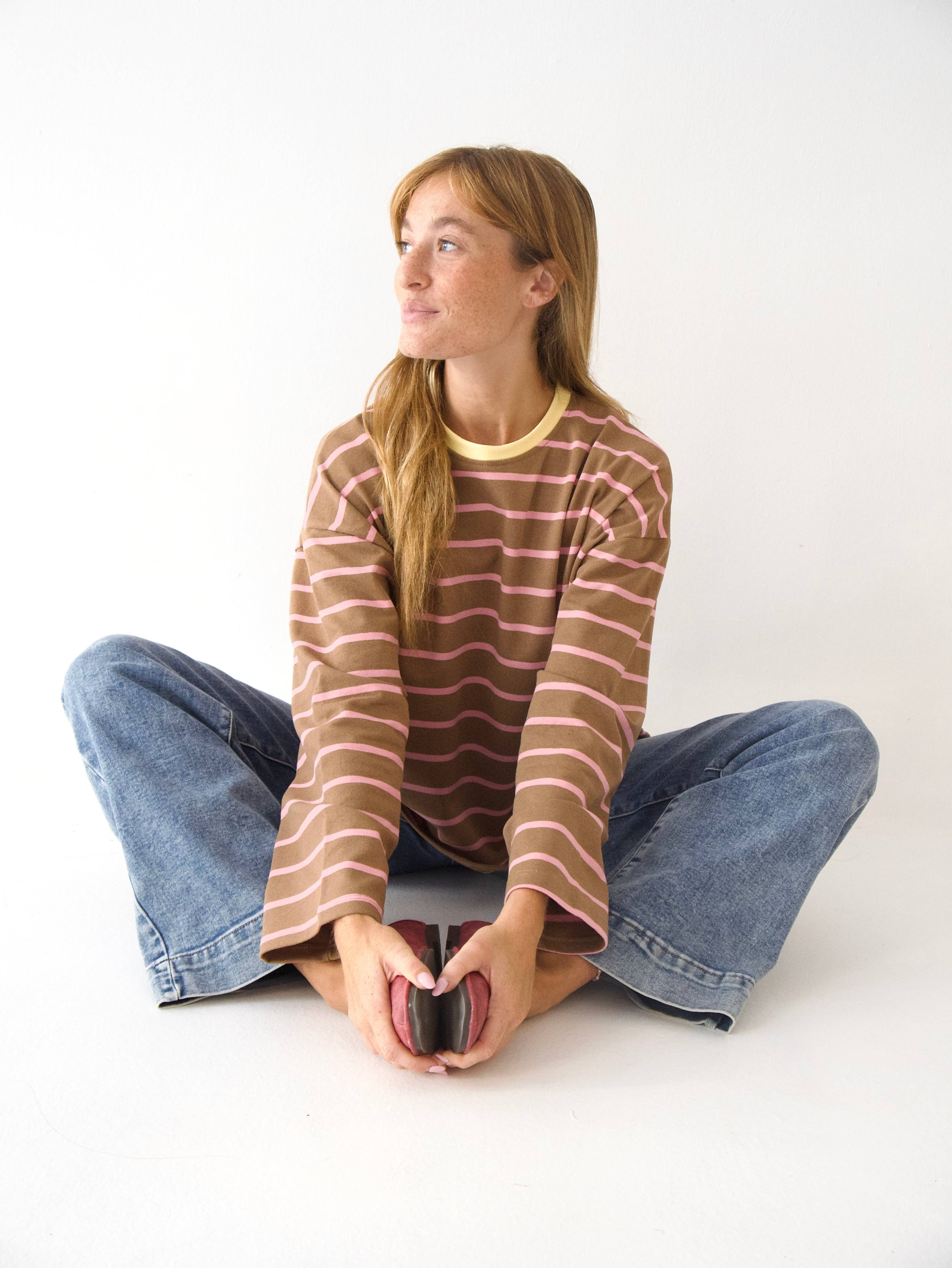 Míriam Brown and Pink T-shirt