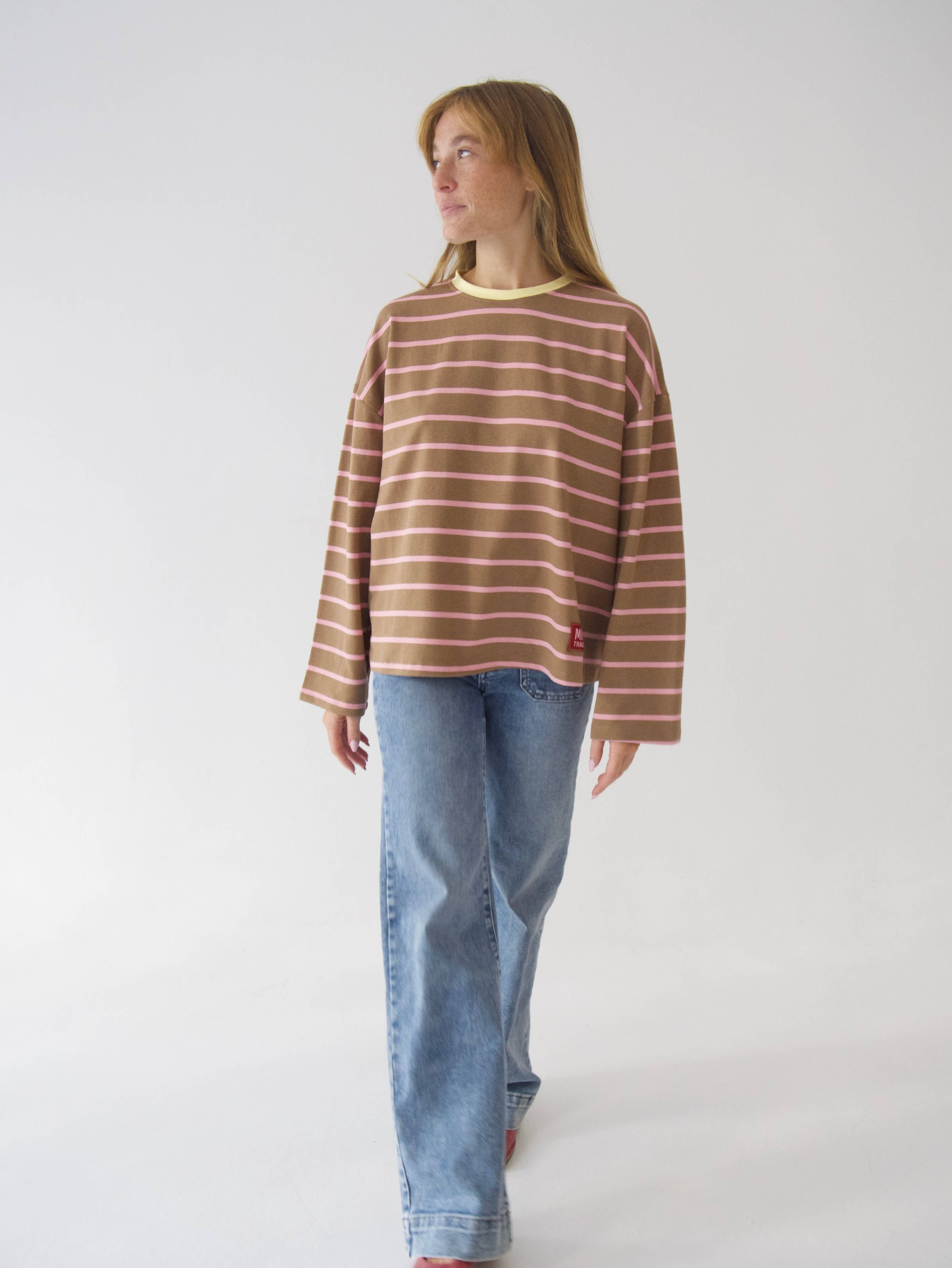 Míriam Brown and Pink T-shirt