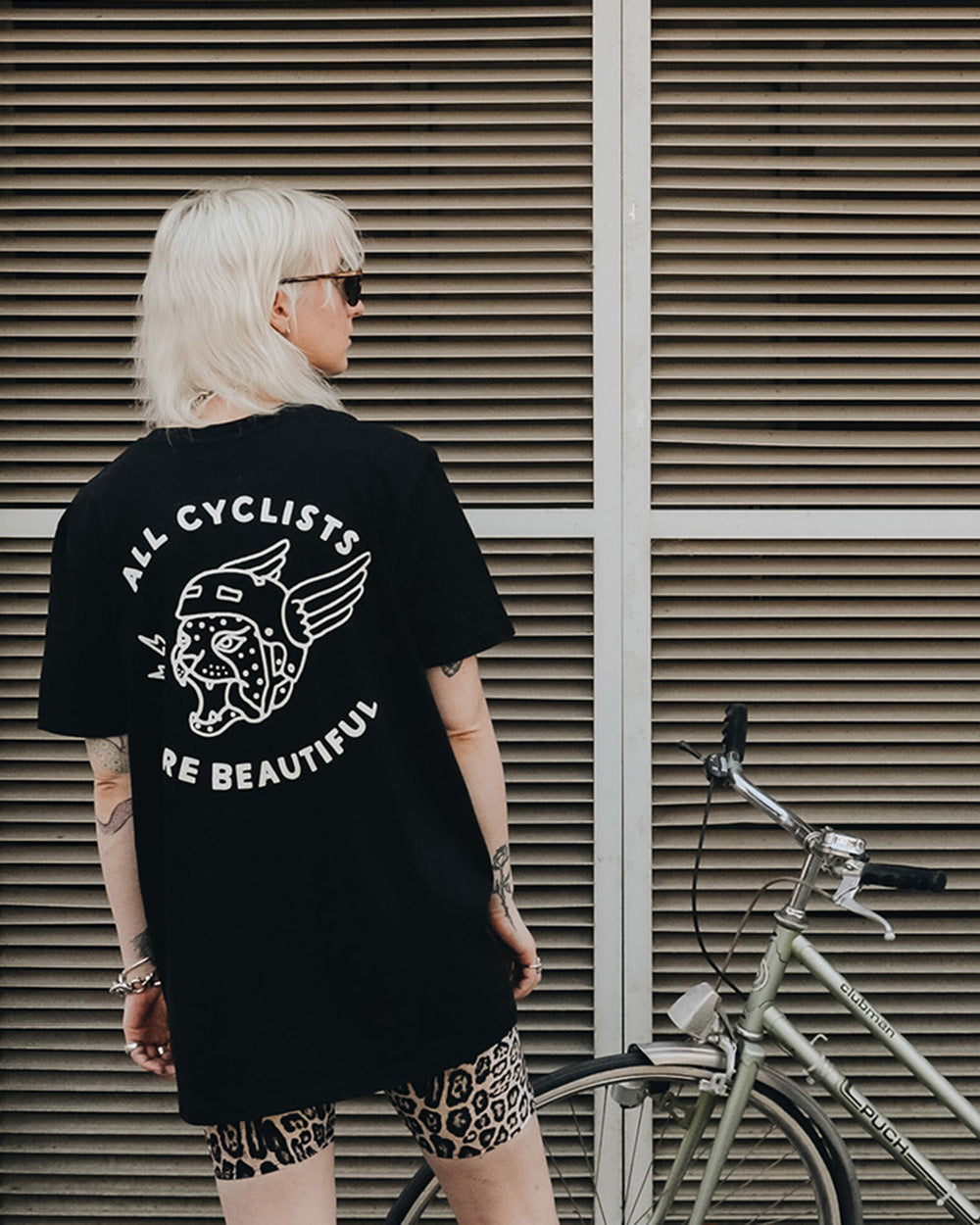 All Cyclists Are Beautiful T-Shirt Schwarz von NKSP – Rückenprint mit Schriftzug, handbedruckt in Wien