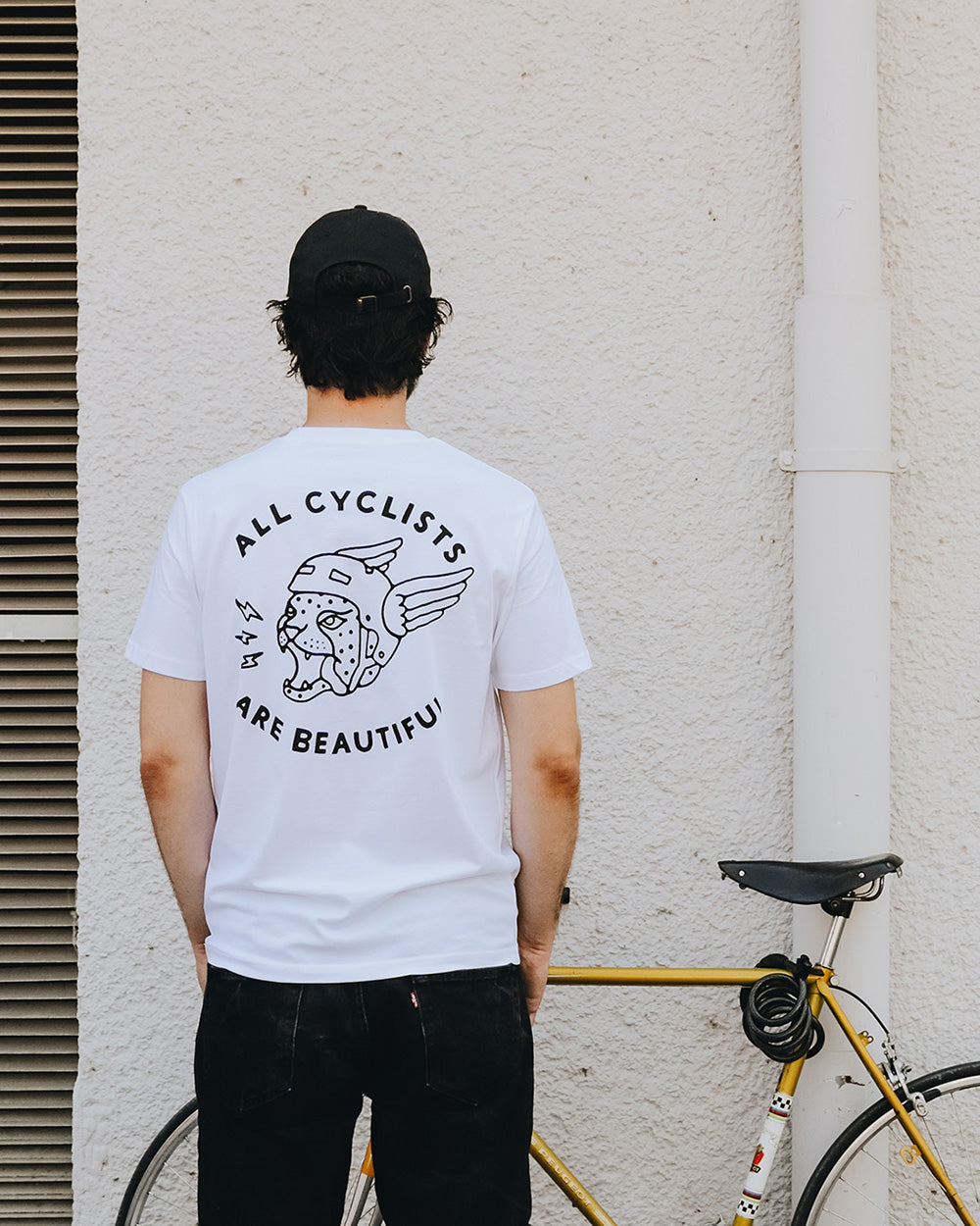 All Cyclists Are Beautiful T-Shirt Weiß von NKSP – Model, Rückenansicht