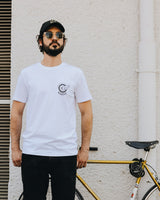 All Cyclists Are Beautiful T-Shirt Weiß von NKSP – Model, Frontprint mit geflügeltem Rad