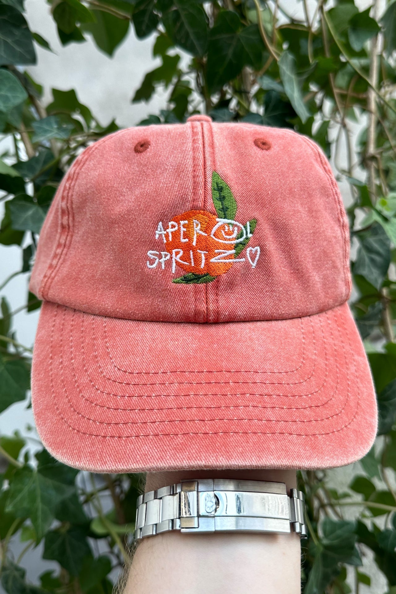Wien Streetwear Dad Cap in Vintage Orange, bestickt mit Aperol Spritz Schriftzug und Orange-Motiv, Bio Baumwolle