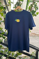 Navy Loose Fit T-Shirt Vorderansicht, kleiner Zitronen-Print mit Schriftzug Averna Sour auf der Brust, Wien Streetwear