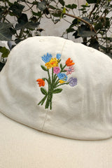 Detailaufnahme der Blumen-Embroidery auf cremefarbenem Dad Cap, gestickt im Wiener Studio