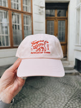 Fangs Out Patriarchy Down Dad Cap Rosa von NKSP – Frontansicht
