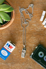Nokia 3310 Pendant Necklace Silber – Stainless Steel Curb Chain 60cm mit Handy-Anhänger, Draufsicht