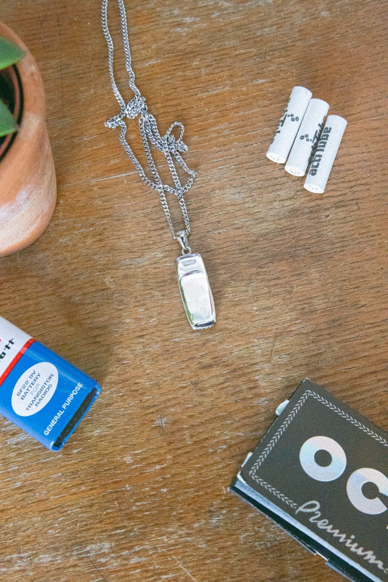 Nokia 3310 Pendant Necklace Silber – Rückseite des Stainless Steel Anhängers auf 60cm Curb Chain