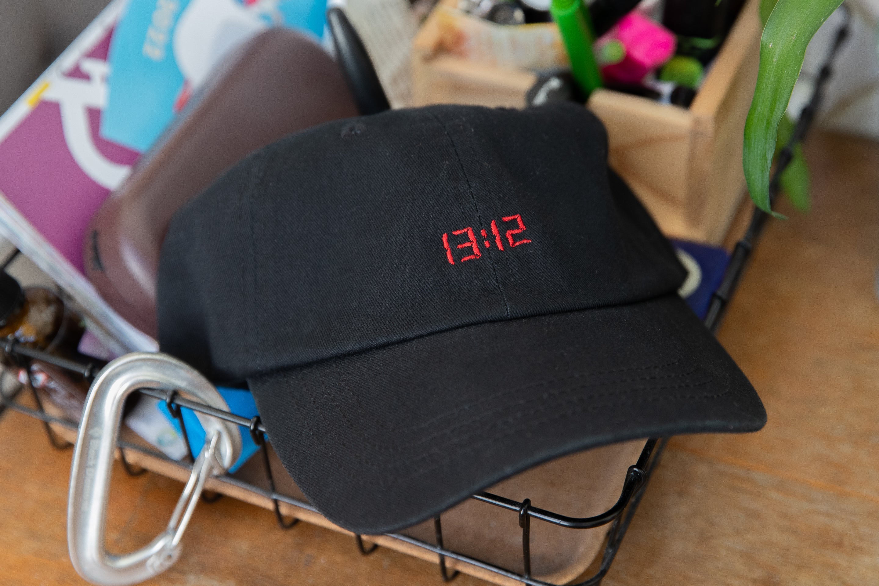 Schwarze Wien Streetwear Dad Cap, Nahaufnahme rote 13:12 LED-Stickerei auf Front, leicht seitlich