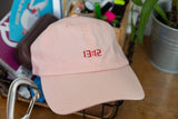 Rosa Dad Cap, Frontansicht, rote 13:12 Stickerei im Digitaluhr-Font – Baumwolle Wien Streetwear