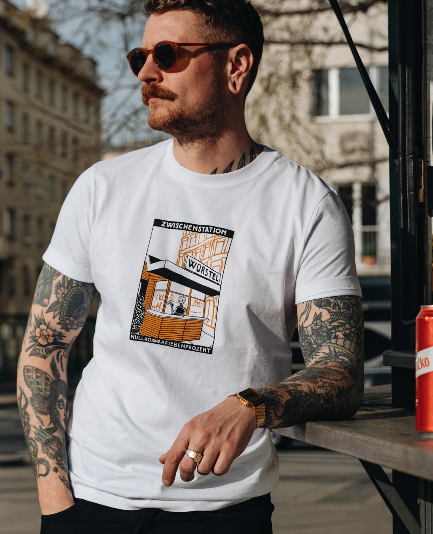 Zwischenstation Würstelstand T-Shirt von NKSP – Vorderansicht