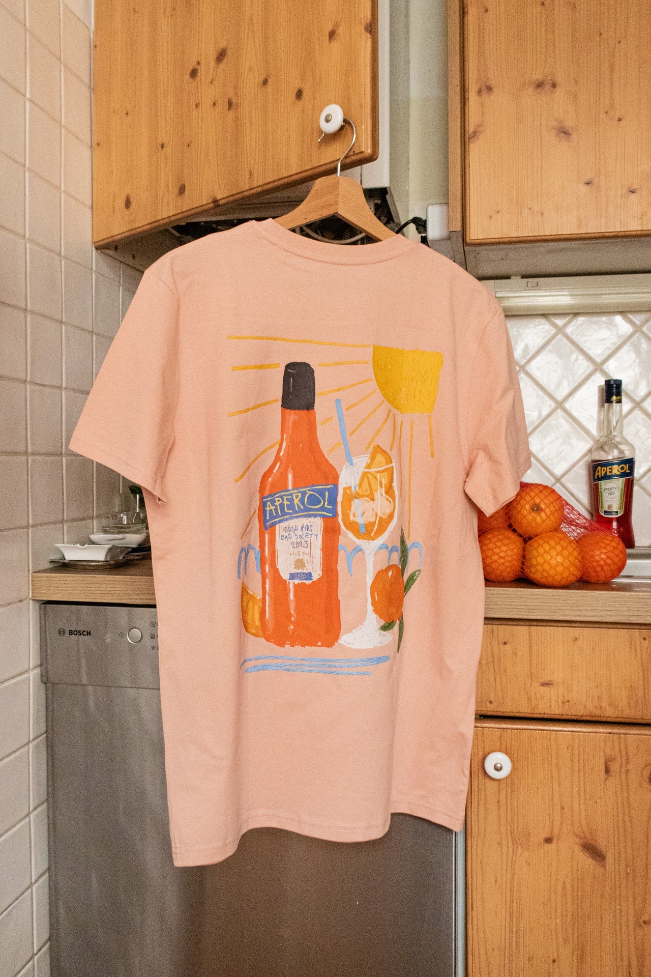 Aperol Spritz Straight Fit T-Shirt in Light Pink, Bio Baumwolle, Illustration vorne und hinten, GKBS Wien