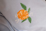 Nahaufnahme Brustprint hellblaues Wien Streetwear T-Shirt: orange Frucht mit Blättern und Aperol Spritz Schriftzug