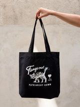Fangs Out Patriarchy Down Tote Schwarz von NKSP – Print mit fauchender Katze