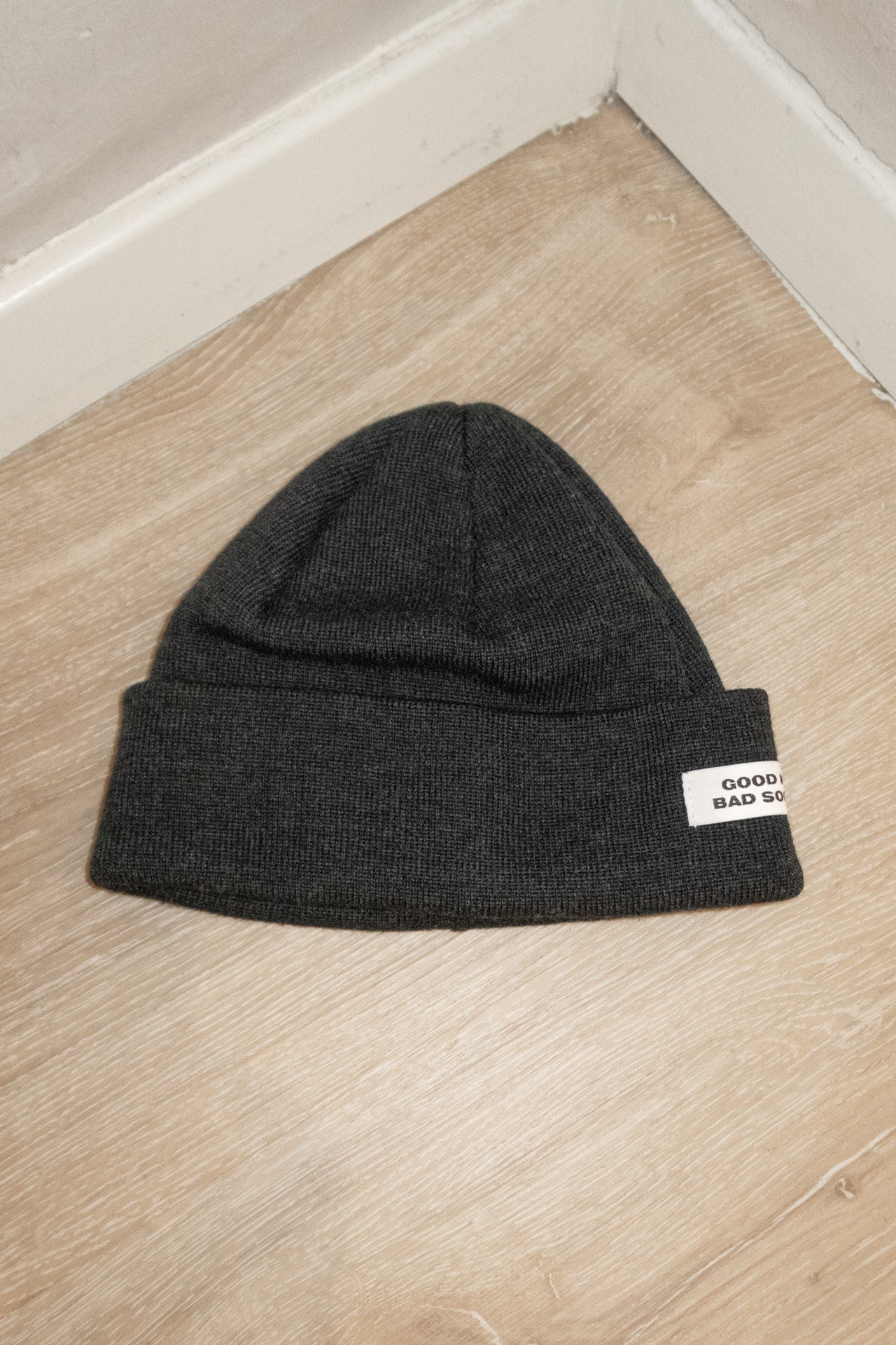 CROPPED MERINO WOOL BEANIE
