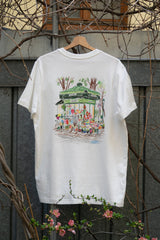 Wien Streetwear T-Shirt Off White Rückseite, handgezeichnete Blumenstand-Illustration mit grünem Kiosk, Loose Fit Bio Baumwol
