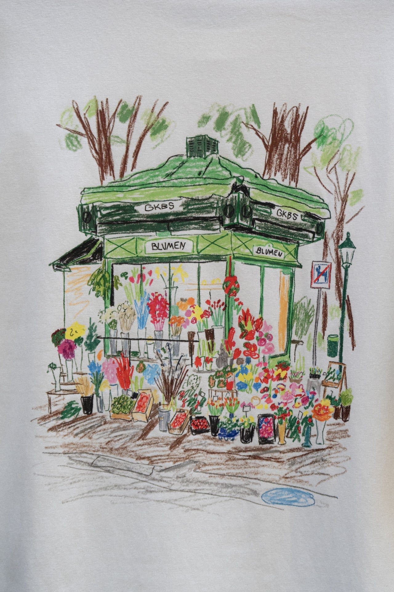 Detailansicht GKBS Wien Print: handgezeichneter grüner Blumenstand mit bunten Blumen und BLUMEN-Aufschrift auf Off White