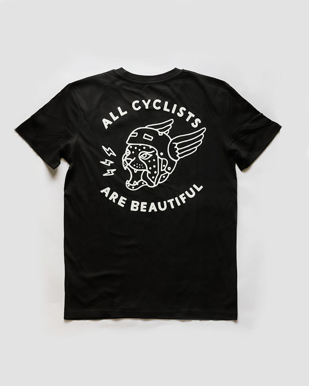 All Cyclists Are Beautiful T-Shirt Schwarz von NKSP am Model, Detailansicht