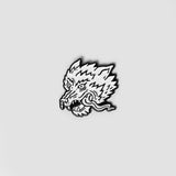 Always Hungry Pin von NKSP – Emaille-Pin mit weißem Wolfskopf und gefletschten Zähnen