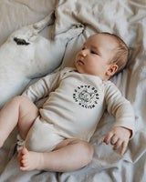 Love Dogs Hate Racism Baby Body Natur von NKSP – Baby mit Hund