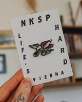 Life's Hard Pin von NKSP – Adler-Pin auf Karte mit Aufschrift Life's Hard Vienna