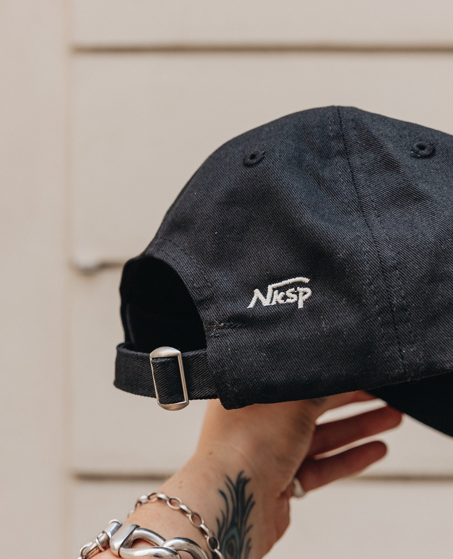 Blume Dad Cap Schwarz von NKSP – Rückseite mit Nksp-Stickerei und verstellbarem Riemen