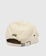 Cord Cap Creme von NKSP – Rückansicht mit Nksp-Stickerei und verstellbarem Riemen