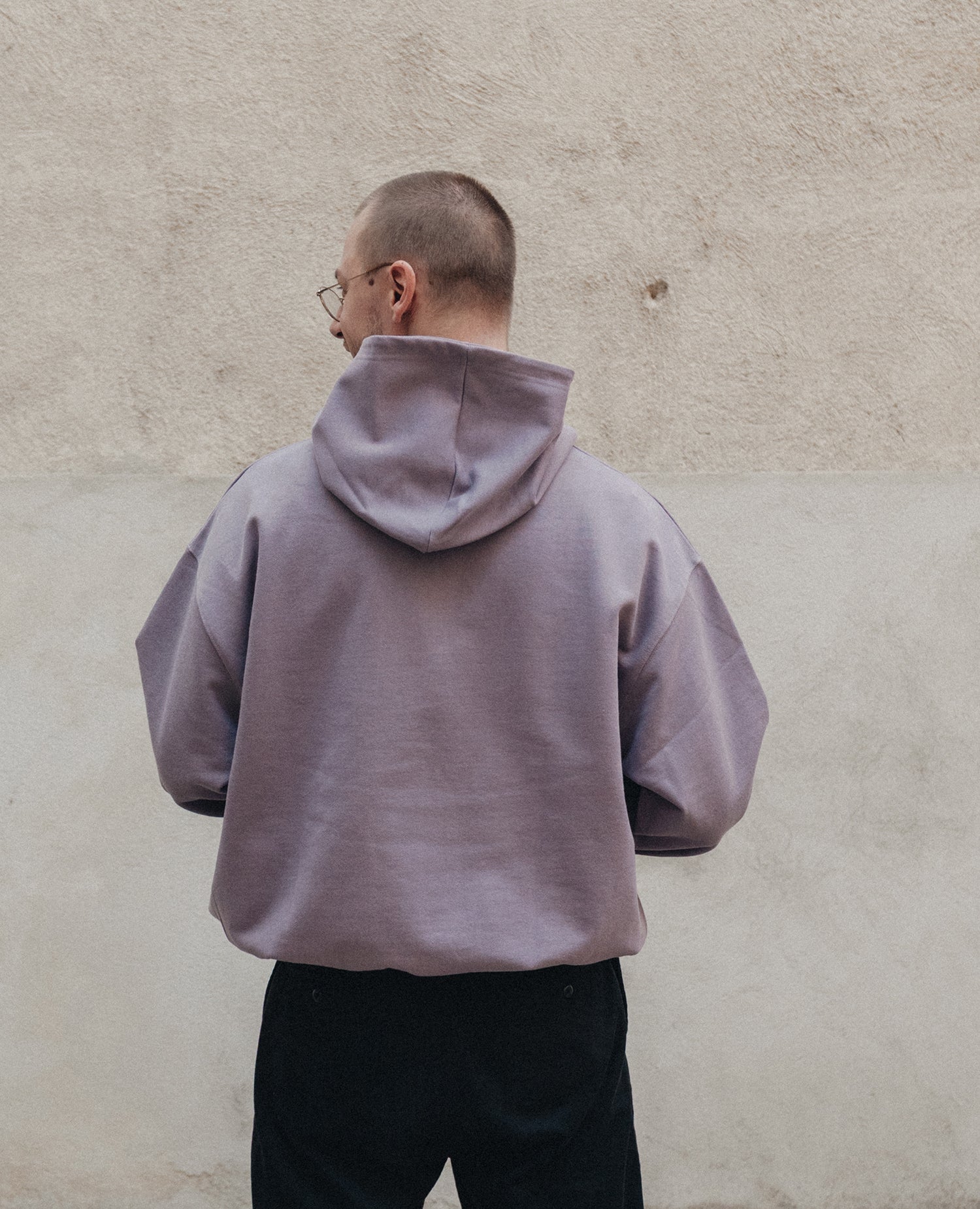 Blume Hoodie Lila von NKSP – Rückansicht mit Kapuze am Model