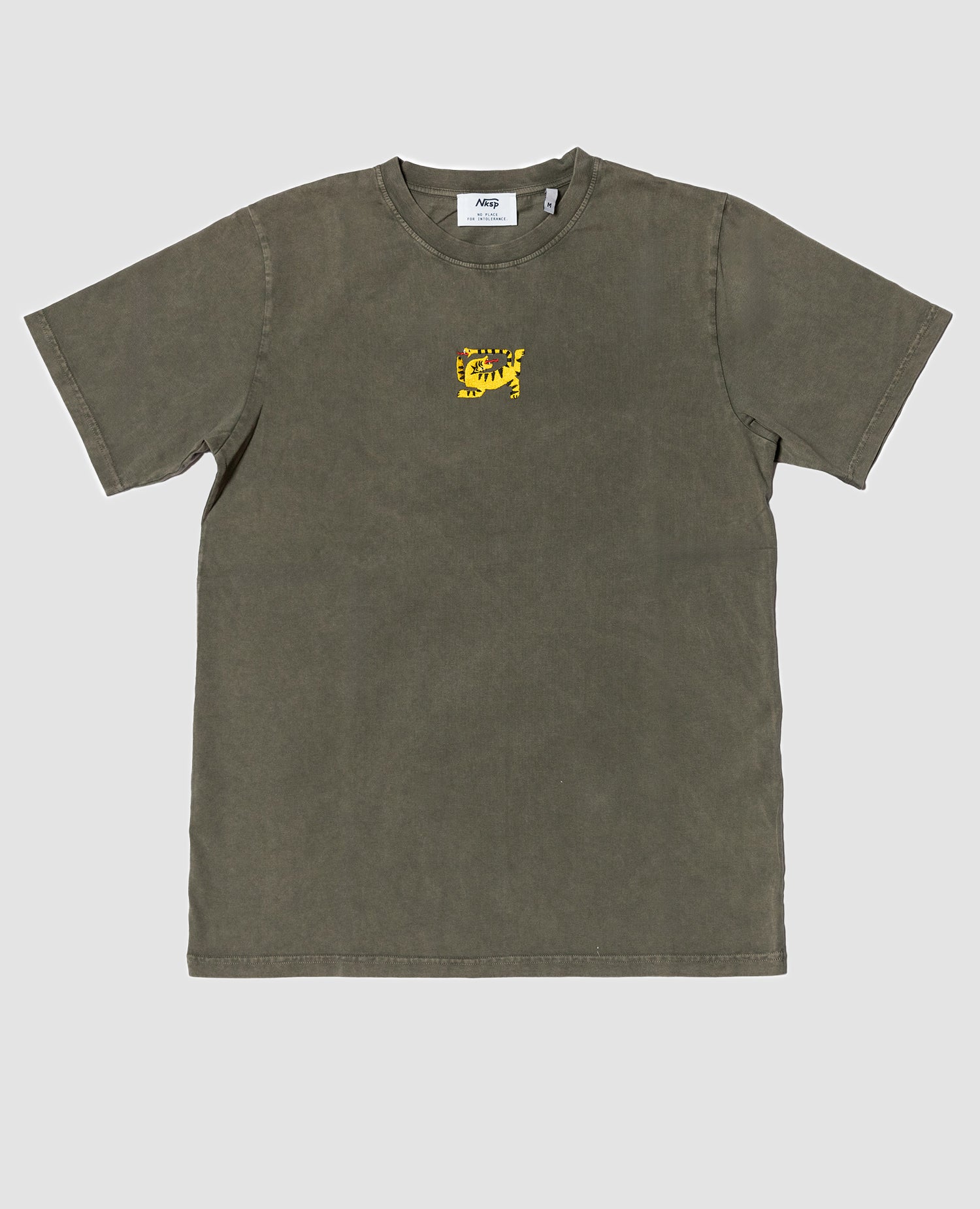 Chaos T-Shirt Vintage Khaki von NKSP – Vorderansicht flach gelegt mit Tiger-Stickerei