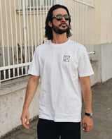 Kein Platz für Intoleranz T-Shirt Weiß von NKSP – NKSP-Monogramm im Stil der Wiener Werkstätte vorne, am Model