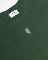 Blume Oversized T-Shirt Dunkelgrün von NKSP – Detail mit Stickerei und Nackenlabel