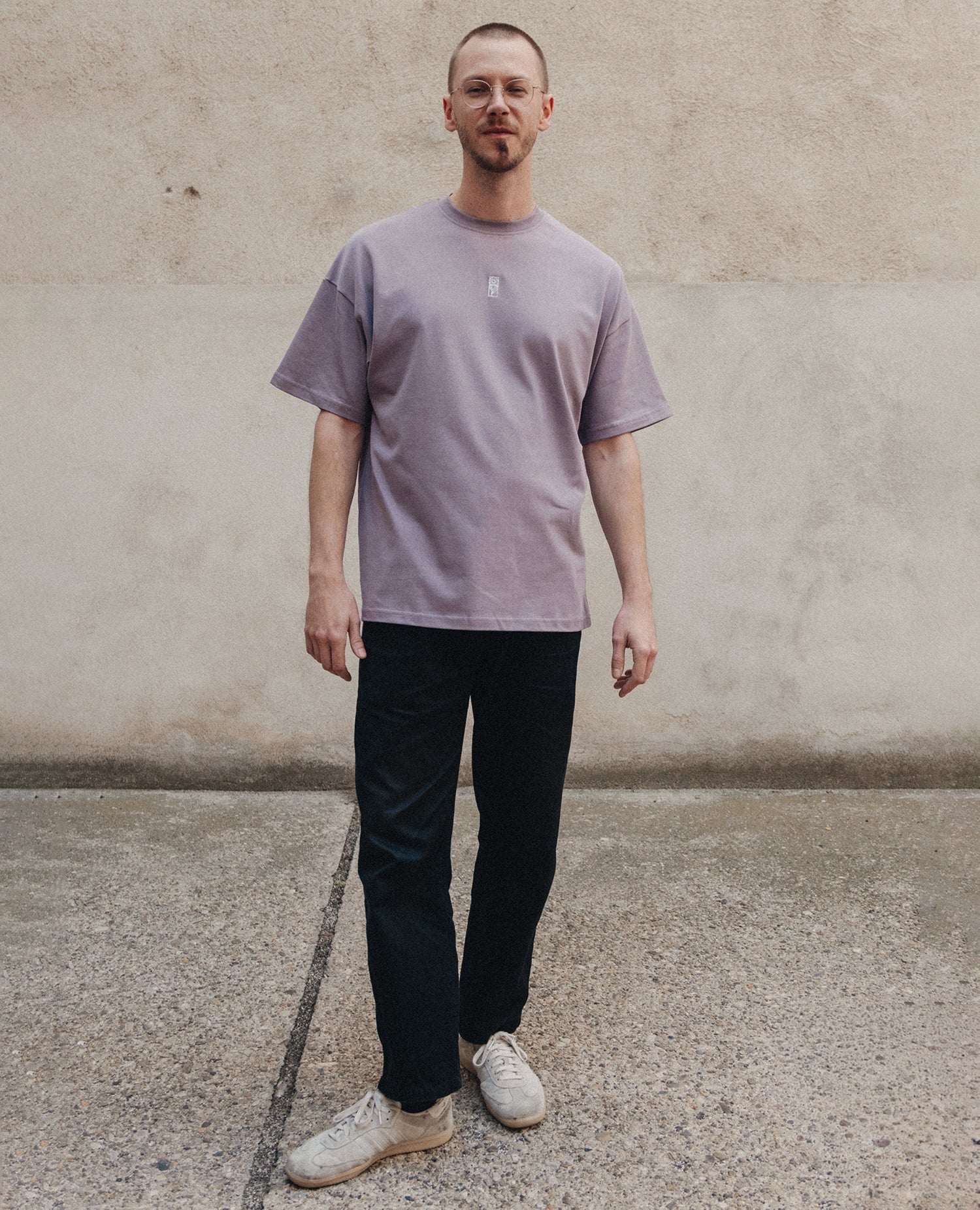 Blume Oversized T-Shirt Lila von NKSP – ganzer Look am Model