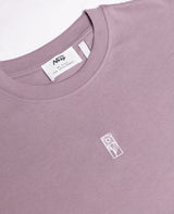 Blume Oversized T-Shirt Lila von NKSP – Detail mit Stickerei und Nackenlabel
