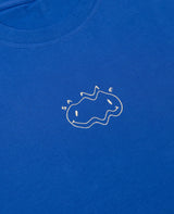 Same Tee Blau von NKSP – Nahaufnahme der weißen Stickerei mit Schriftzug Same