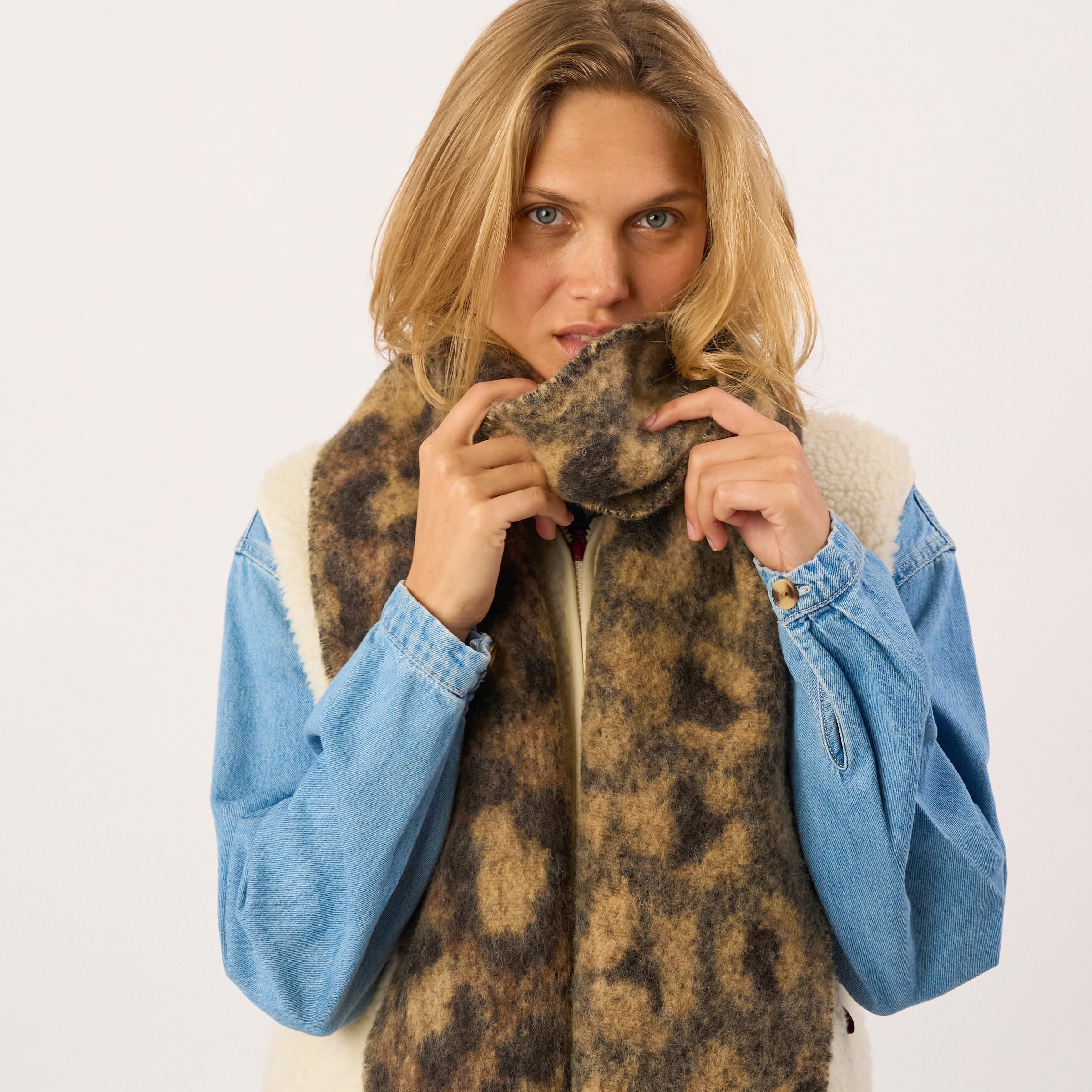 Scarf Leopard