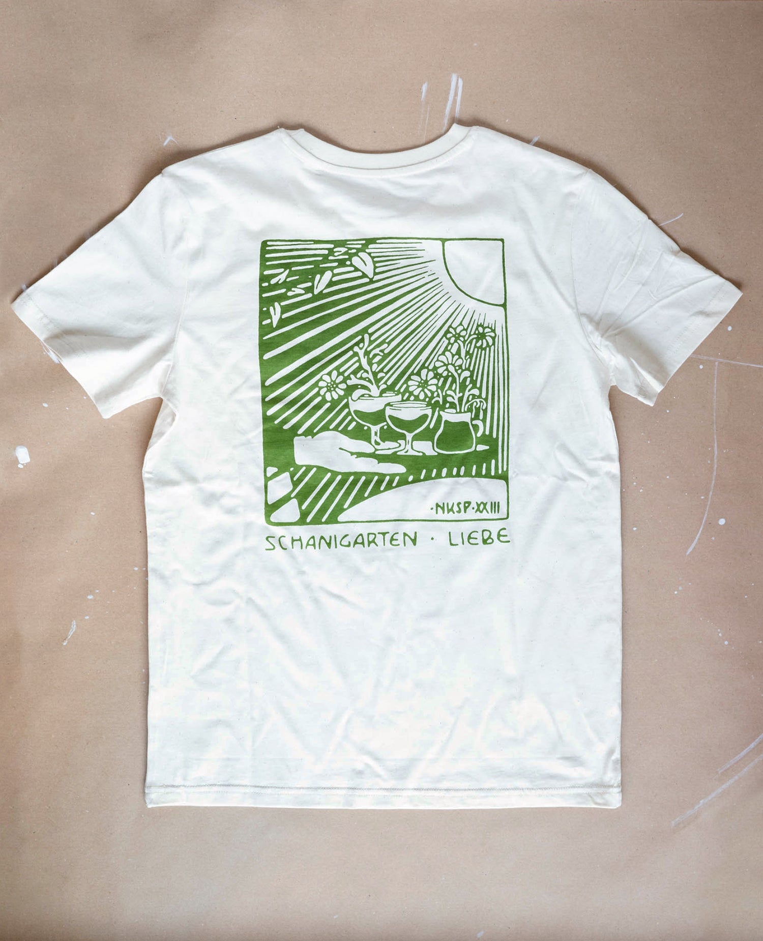 Schanigarten Liebe T-Shirt Natur von NKSP – Rückenprint mit Spritzer-Gläsern