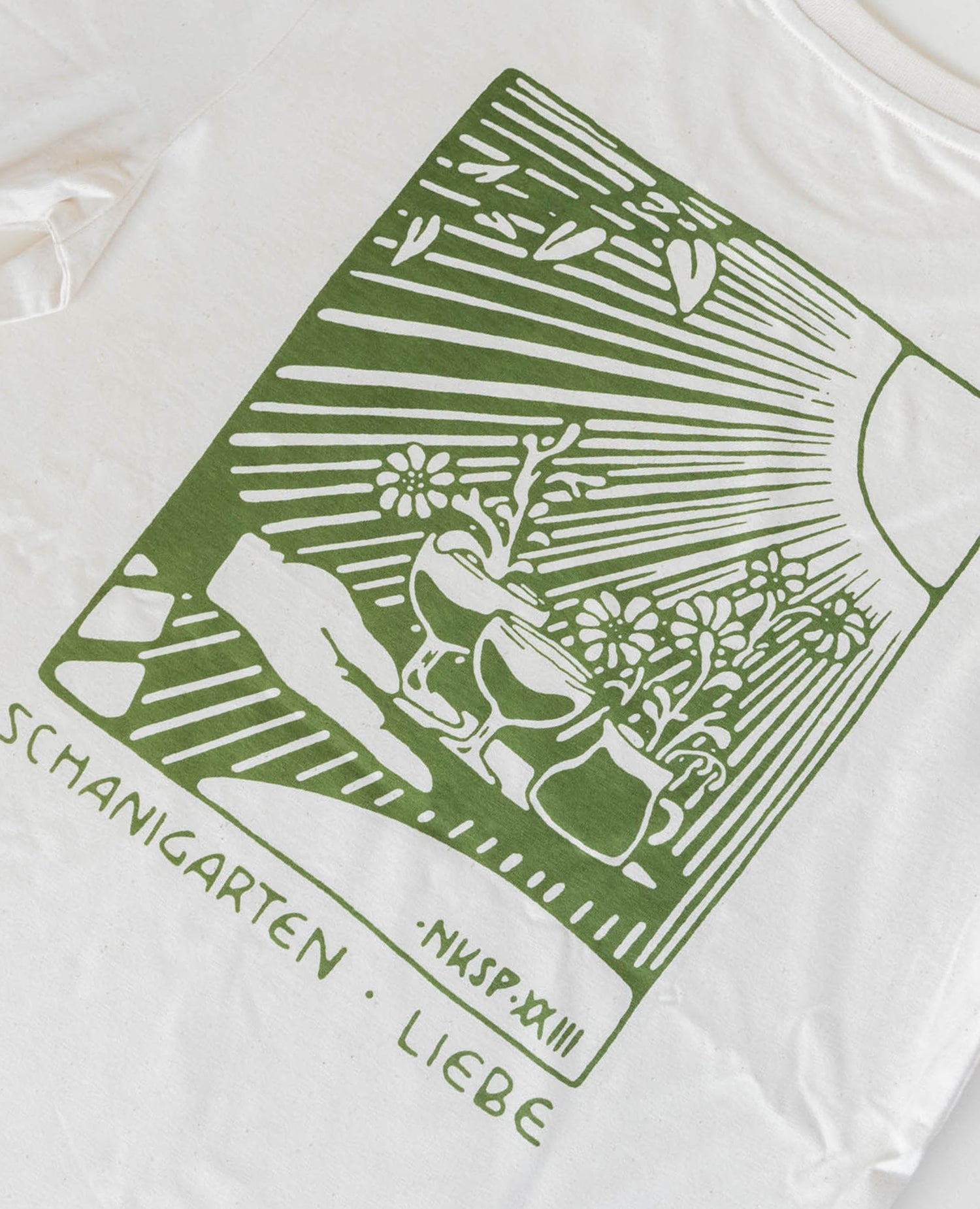 Schanigarten Liebe T-Shirt Natur von NKSP – Nahaufnahme Rückenprint