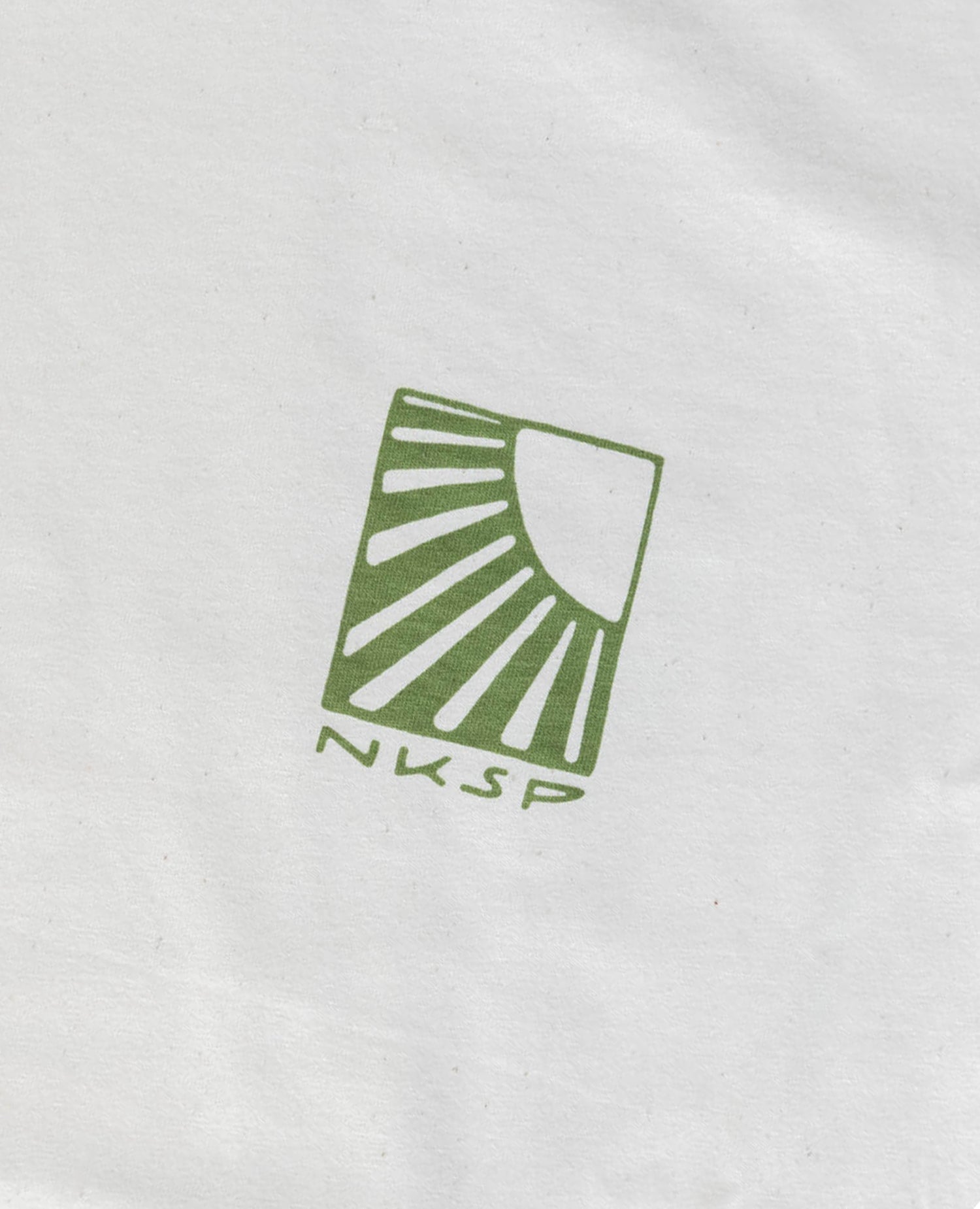 Schanigarten Liebe T-Shirt Natur von NKSP – Nahaufnahme Frontprint