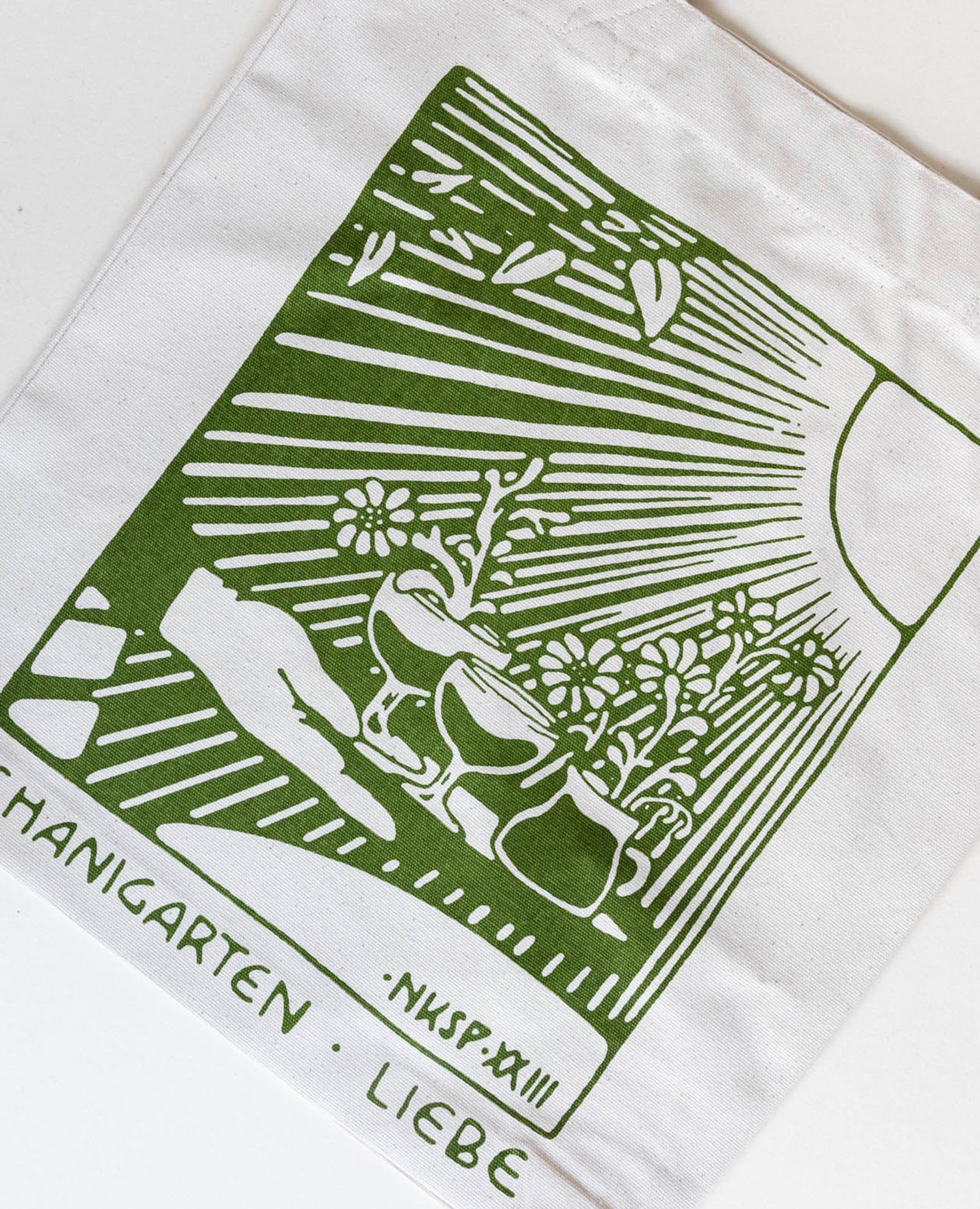 Schanigarten Liebe Tote Bag Natur von NKSP – Nahaufnahme des grünen Schanigarten-Prints