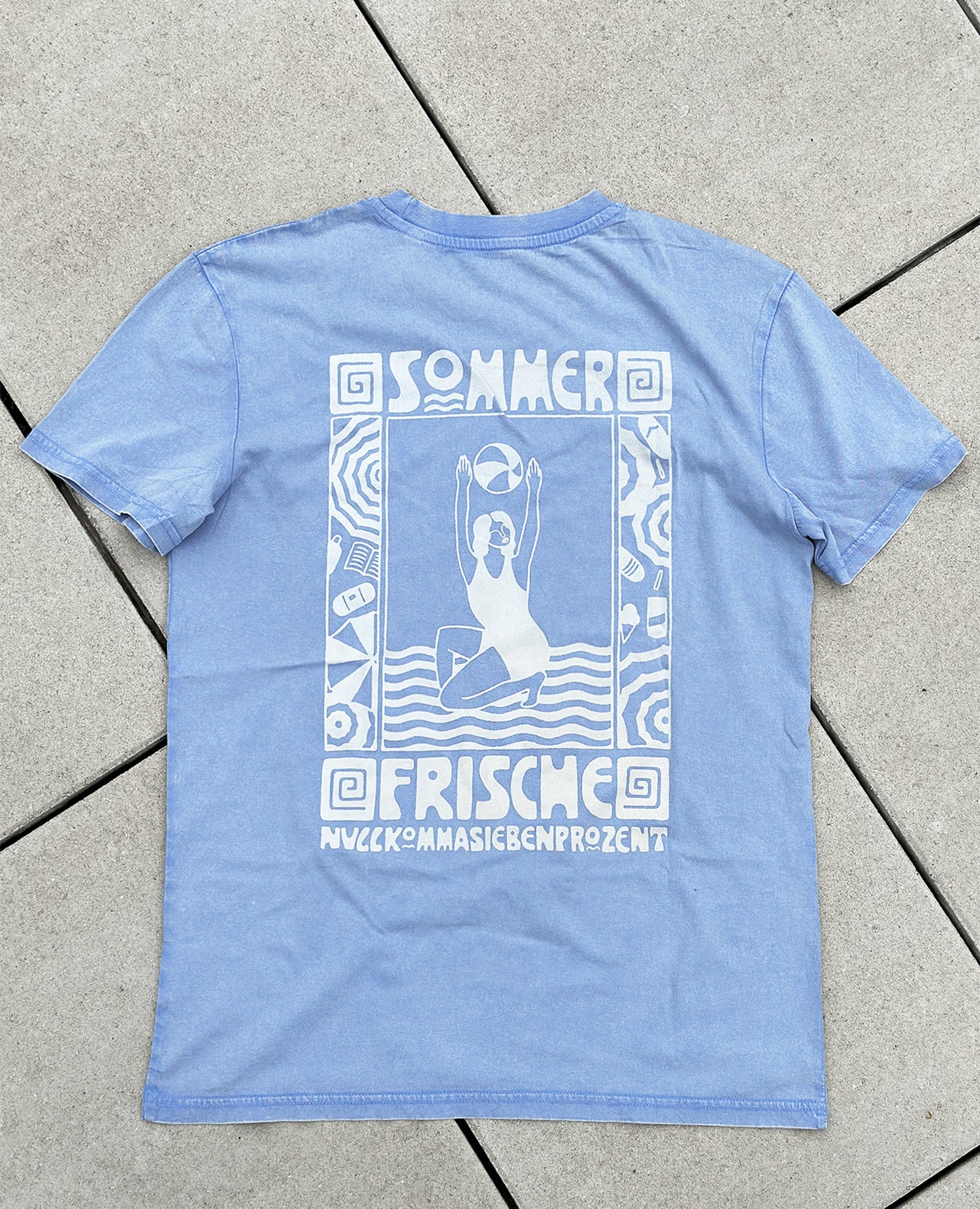 Sommerfrische Vintage T-Shirt von NKSP – Jugendstil-Print, Vorderansicht
