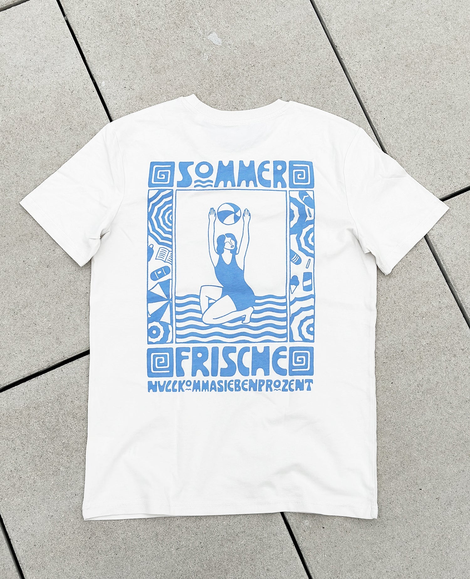 Sommerfrische T-Shirt von NKSP – Jugendstil-Print, Vorderansicht