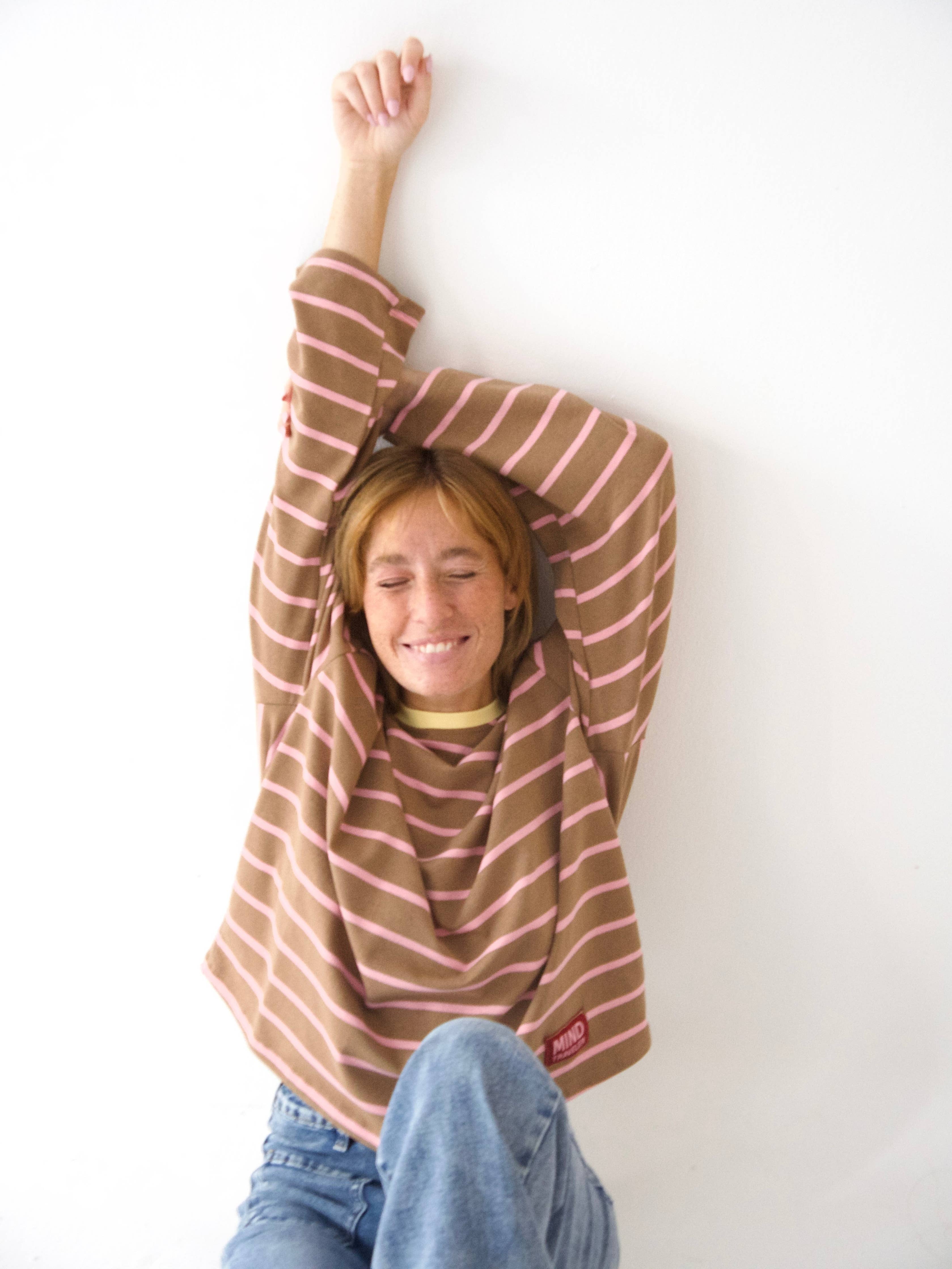 Míriam Brown and Pink T-shirt