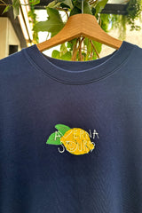Detailaufnahme Brustprint: Averna Sour Illustration mit gelber Zitrone auf navyblauem Bio Baumwolle T-Shirt